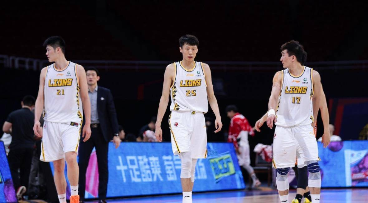 热门球队客场比赛中力克对手，笑傲赛场