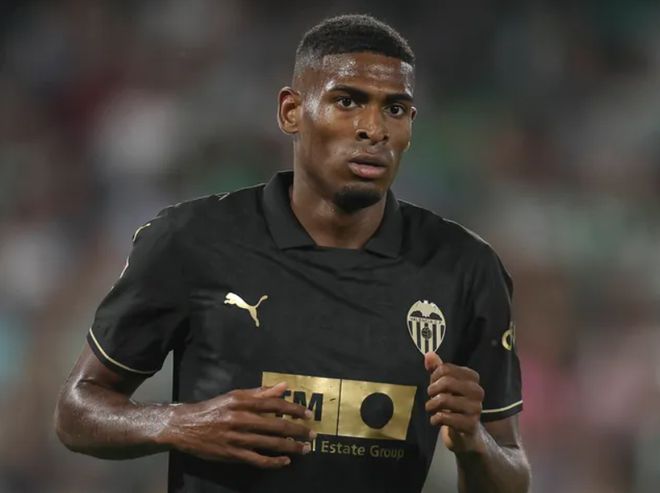 瓦伦西亚后卫护住球门，球队保持不败