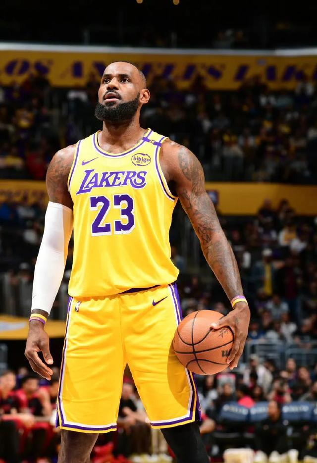 热火全力拼抢对抗湖人,希望取得一场胜利 热火全力拼抢对抗湖人,希望取得一场胜利