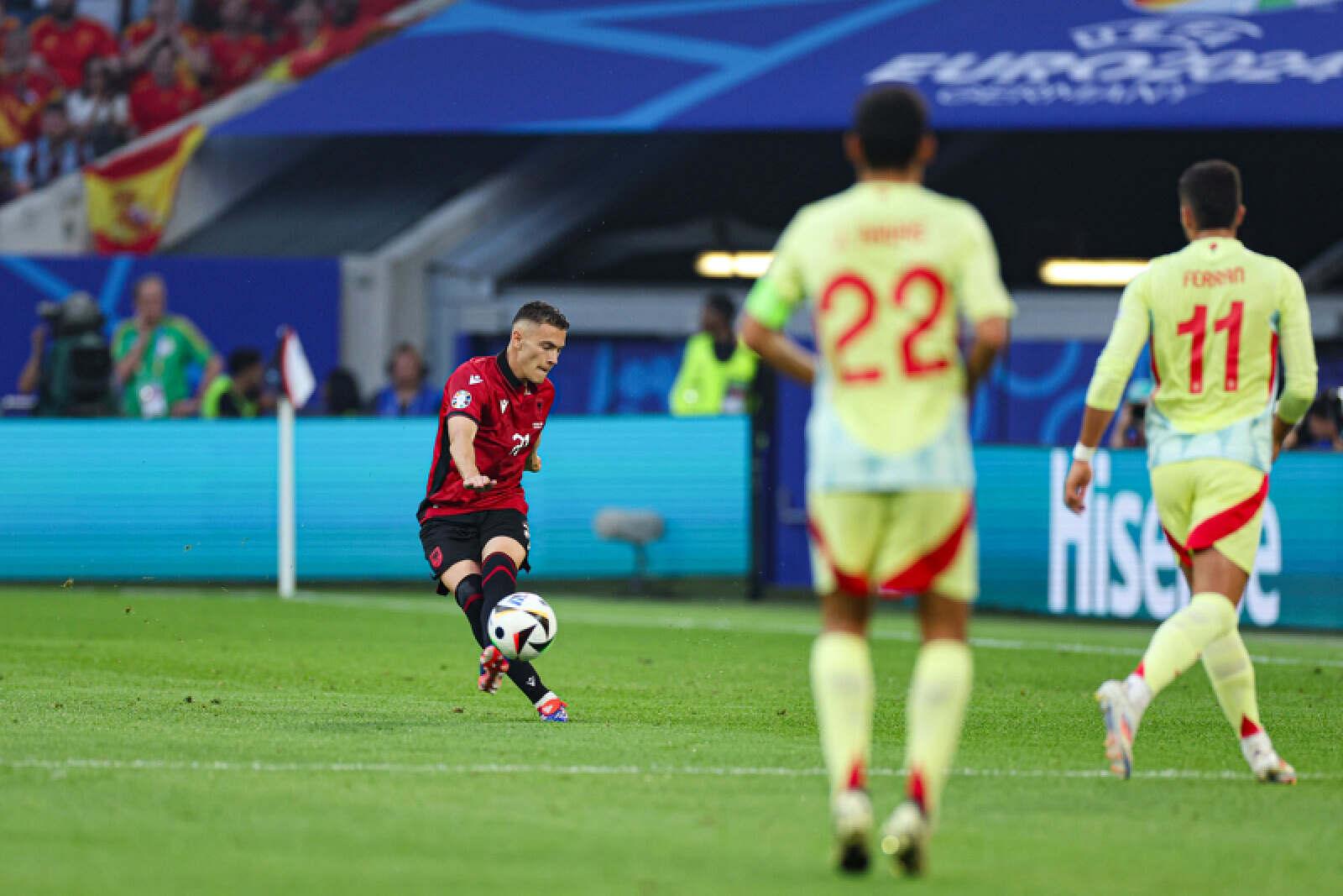 西班牙队再度取得胜利，球队士气高涨