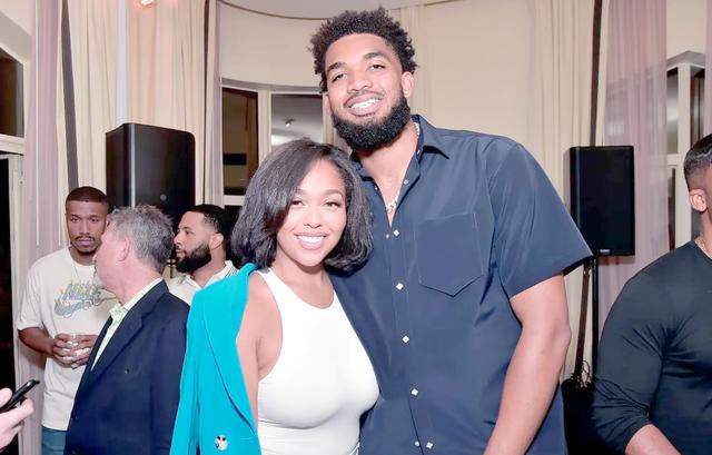 森林狼队新秀唐斯在季后赛中表现抢眼,备受瞩目 森林狼队新秀唐斯在季后赛中表现抢眼,备受瞩目