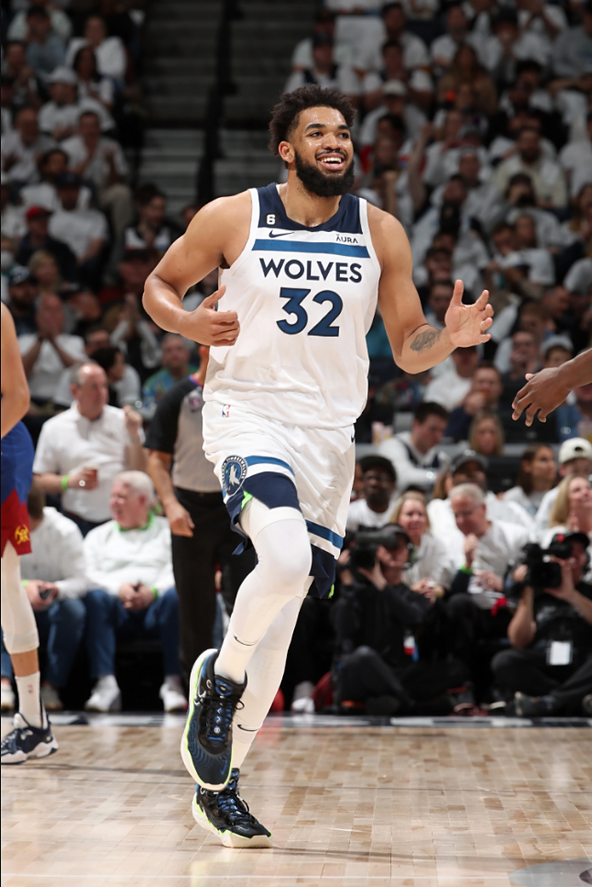 森林狼队新秀唐斯在季后赛中表现抢眼,备受瞩目 森林狼队新秀唐斯在季后赛中表现抢眼,备受瞩目