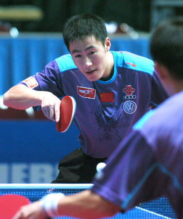 不莱梅球队凭借队员团结合作，连夺三分的简单介绍