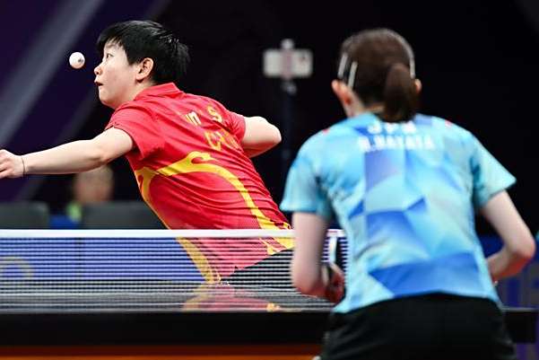 精彩比赛中球员技术高超展现实力