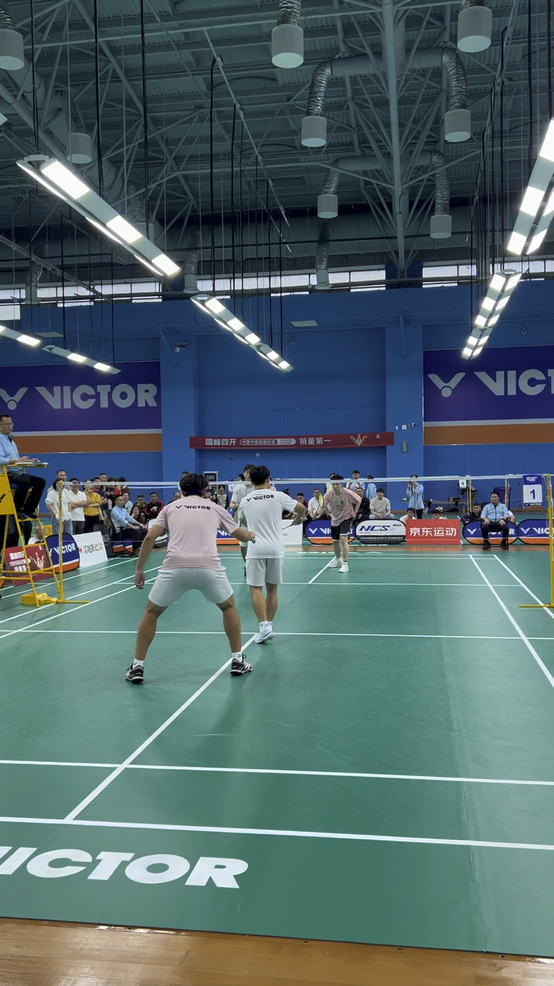 激烈角逐：羽毛球比赛引爆全场