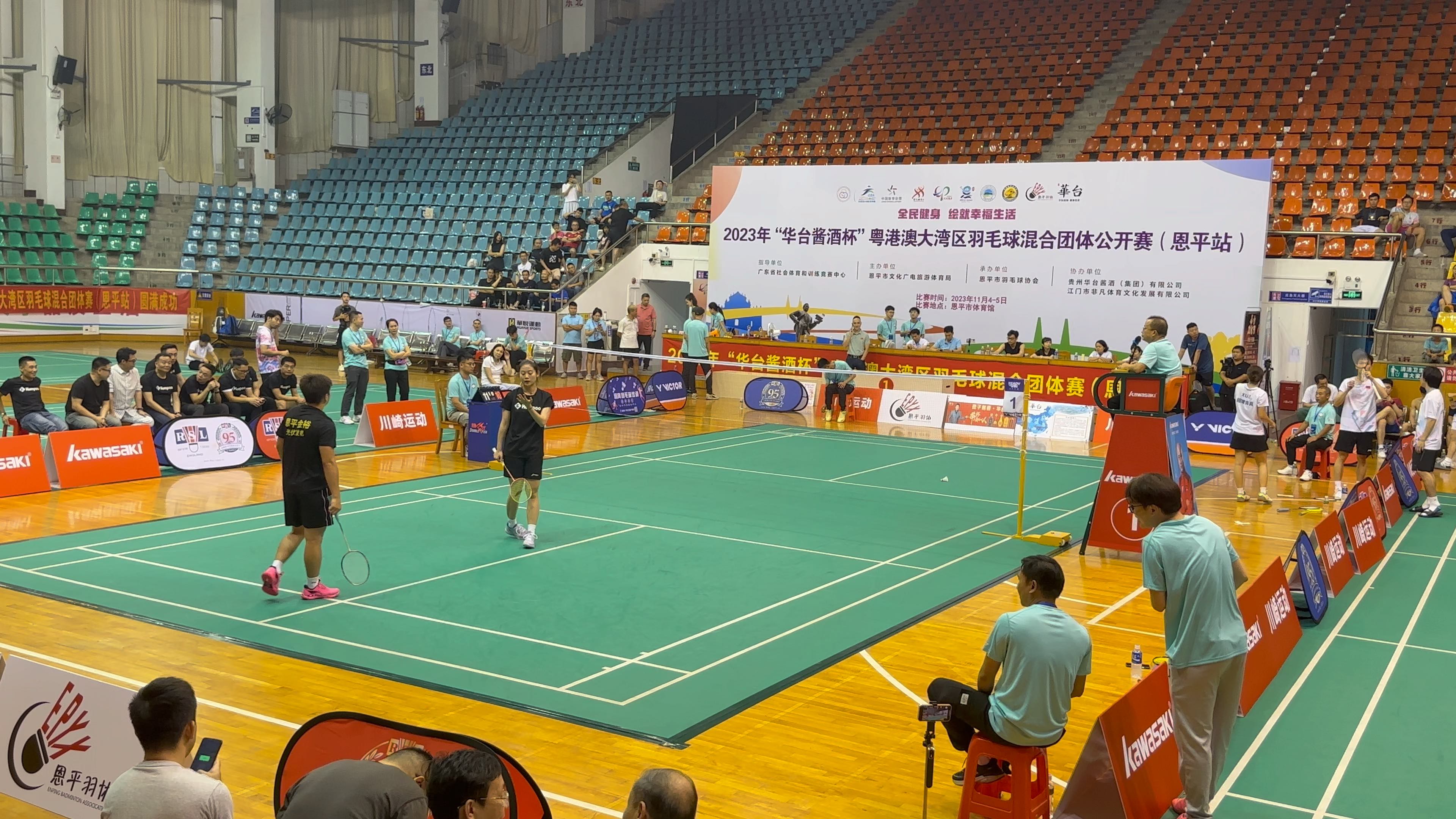 激烈角逐：羽毛球比赛引爆全场