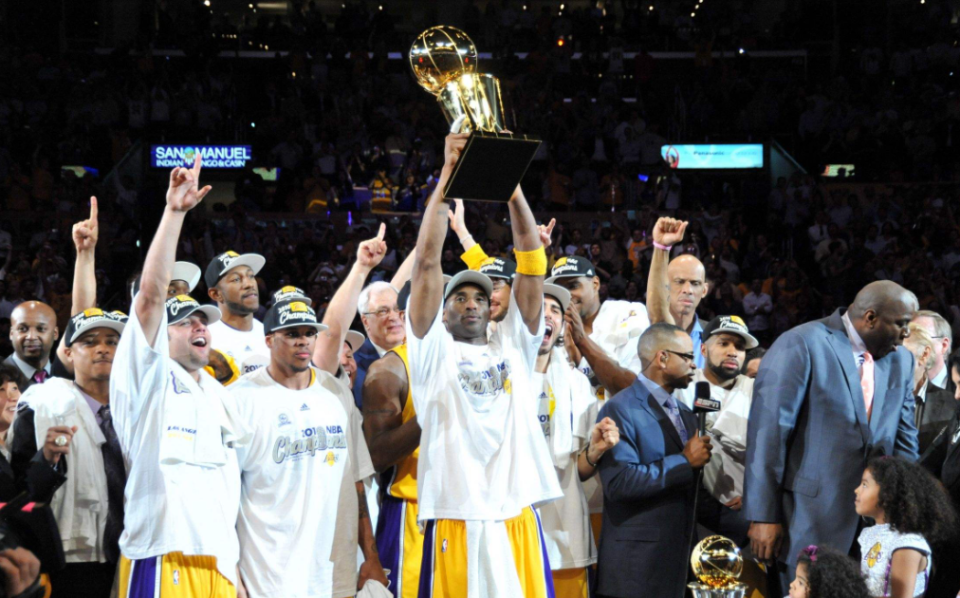 火箭艰难战胜湖人，保持不败纪录