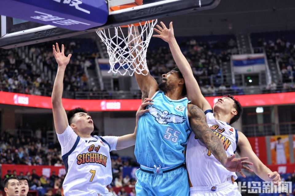 四川队横扫青岛队，库里带队取胜