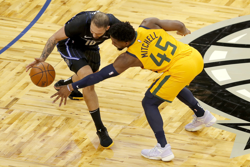 包含四川队碾压爵士，戈贝尔统治全场的词条